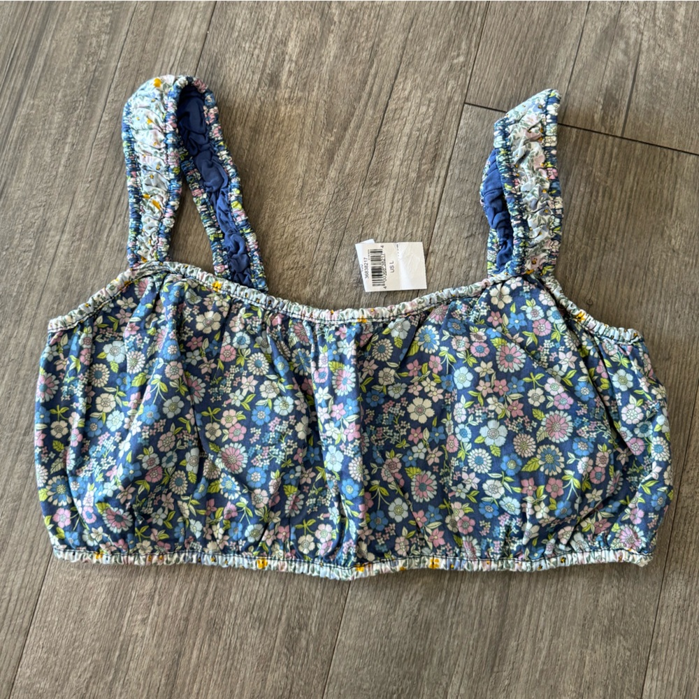 BUNDLE 2 ITEMS FOR $8✨

LAST PRICE🍒🤍 AMERICAN EAGLE blue floral crop top ✨